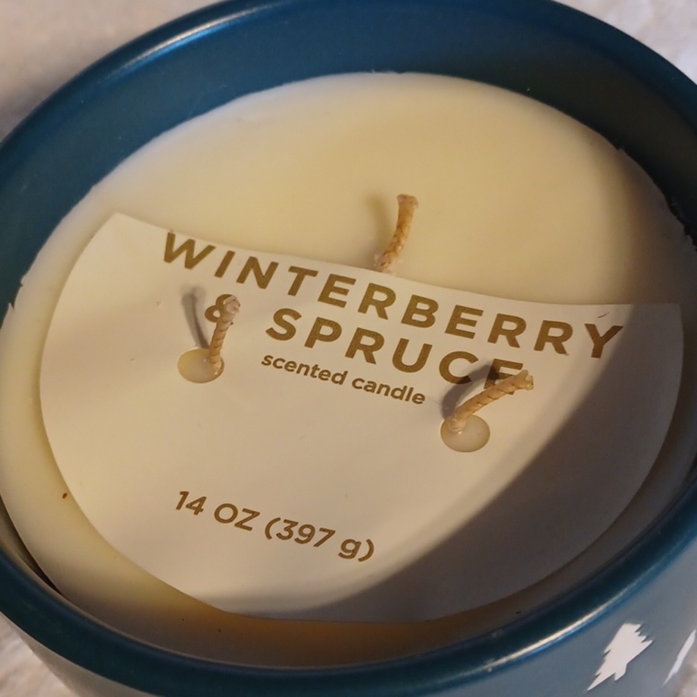 Sonoma candle winter berry and spruce 14 oz, 3 wick candle - Picture 2 of 3